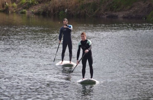 dos chicos navegando en sup